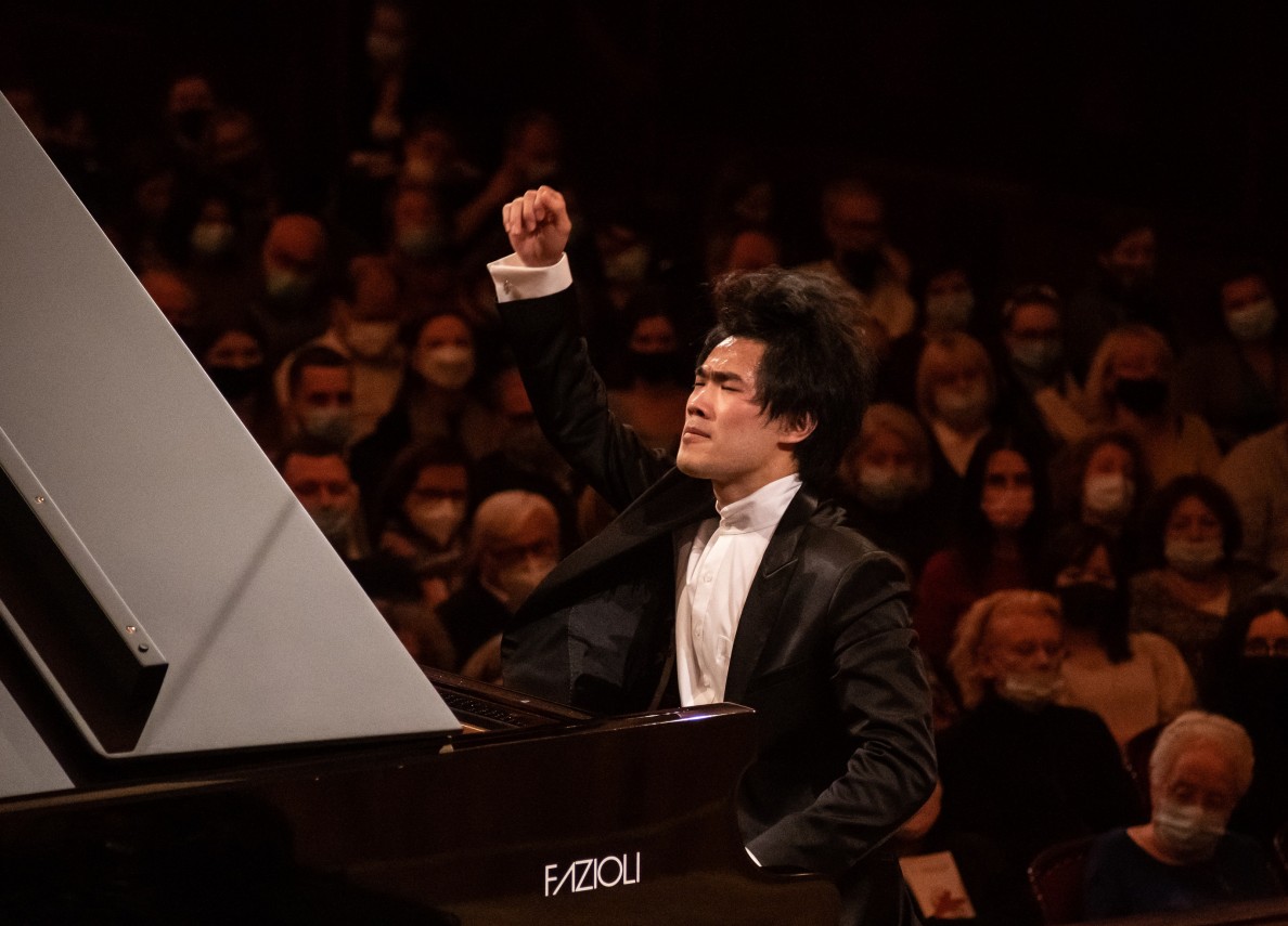 Pianista kończący z rozmachem wykonanie utworu.
